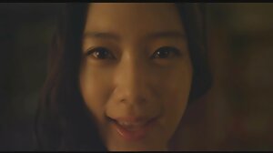 단 정치 못한 여자 거드름을 피우는 황금 소변